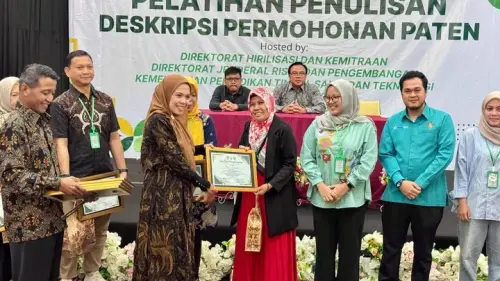 Komitmen Belajar Sepanjang Hayat: Prof. Erniati Raih Penghargaan Peserta Terbaik Pelatihan Penulisan Paten Nasional Kemendiktisaintek
