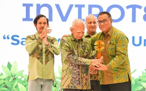 Profesor Emil Salim Dianugerahi Penghargaan Seumur Hidup: Pesan Mendalam untuk Laut Indonesia