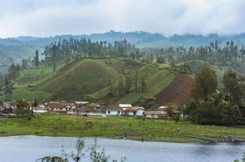 Pengetahuan Adat Terancam Punah di Balik Upaya Pelestarian Alam