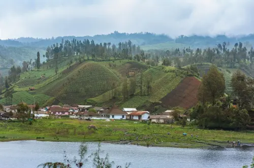Pengetahuan Adat Terancam Punah di Balik Upaya Pelestarian Alam