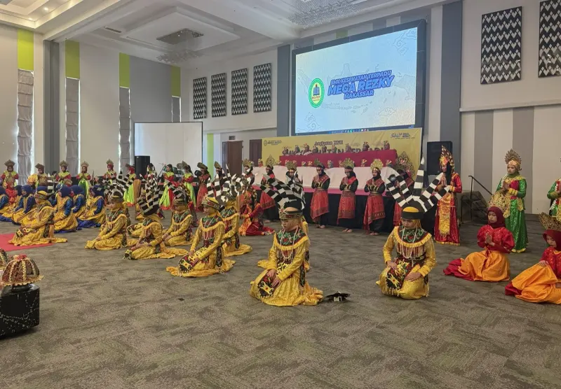 Tarian Kolosal 100 Siswa Mewarnai Kegiatan Gelimang Prestasi Karya Nusantara SMK Kesehatan Terpadu Mega Rezky Makassar