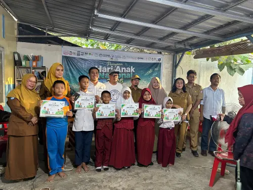 Suara dari Kaki Gunung Sampah, Daeng Ical dan Yapta-UL Salurkan Beasiswa PIP di TPAS Antang Makassar