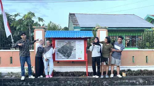 Mahasiswa KKN Unhas Pasang Peta Irigasi dan Administrasi di Desa Barombong, Atasi Minimnya Data Spasial