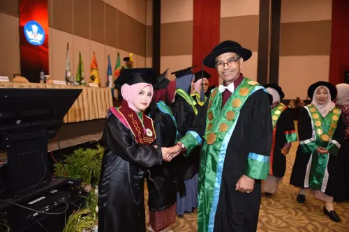 Kisah Hiqmah dan Zulfadli Raih Wisudawan Terbaik, Perkuat Tradisi Juara Prodi UCM