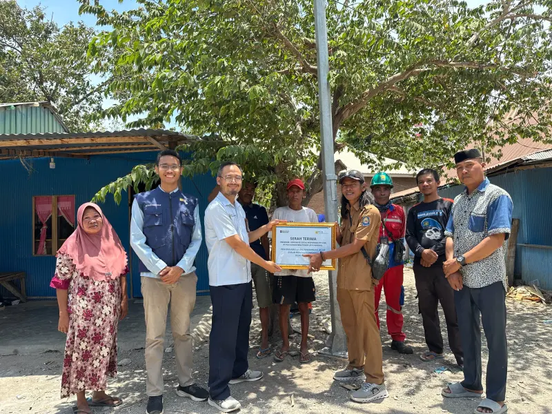 Solusi Ramah Lingkungan, PLN UP Punagaya Hadirkan Penerangan Jalan Bertenaga Surya bagi Warga