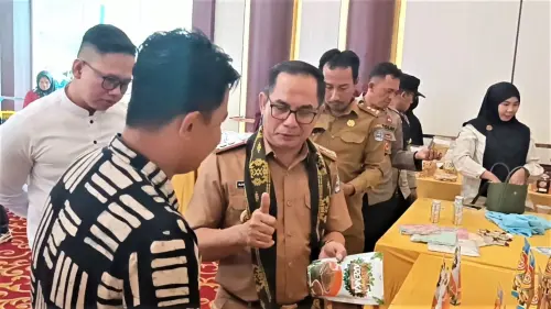 Kepala Disdagkop dan UMKM Kota Kendari Buka Pelatihan Pengembangan Kapasitas Usaha