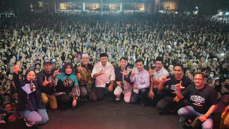 Ridwan Sau Nyanyi Bareng Masyarakat Bulukumba di Malam Puncak Kegiatan Peluncuran Desa Digital