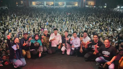 Ridwan Sau Nyanyi Bareng Masyarakat Bulukumba di Malam Puncak Kegiatan Peluncuran Desa Digital