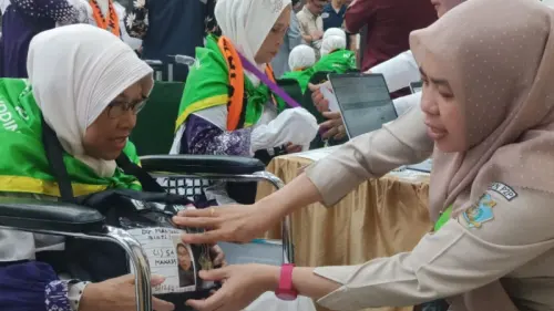 Jemaah Haji Kloter I Tiba di Makassar Disambut Hangat oleh Panitia Penyelenggara Ibadah Haji