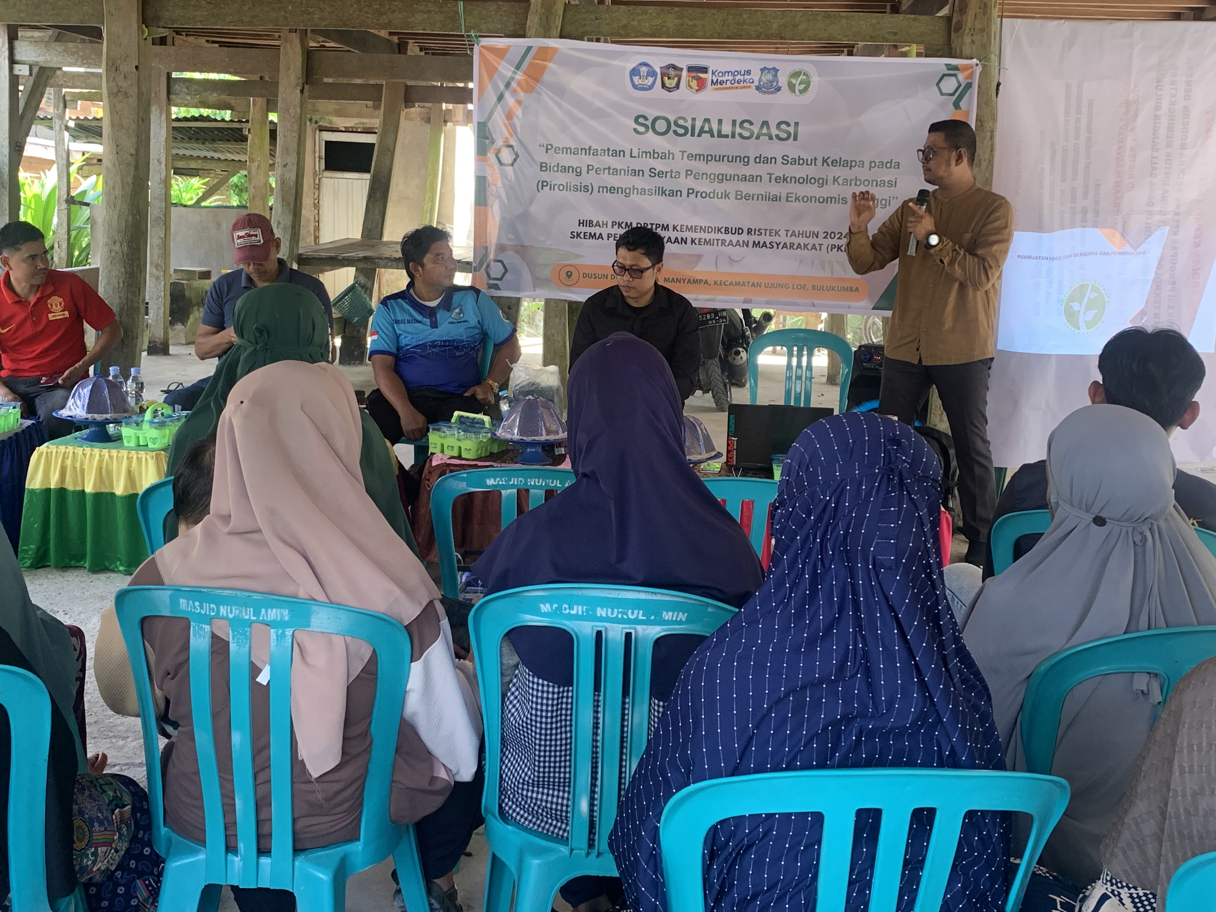 Tim PKM UMI Makassar Gandeng Kelompok Tani Rahmat II: Pemanfaatan Limbah Kelapa untuk Peningkatan Ekonomi Desa