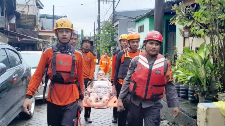 Banjir dan Longsor Terjang Sulsel, Tim Relawan dan SAR Gabungan Terus Bergerak