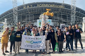 Melawan Arus Plastik: Instalasi “Kran Plastik” di CFD Gresik Bangkitkan Kesadaran Lingkungan
