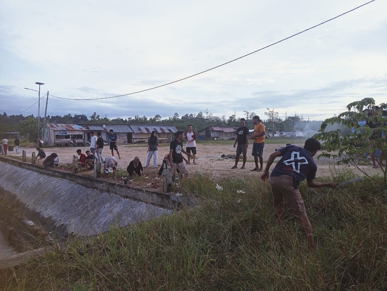 Karang Taruna Wacukamboy Gelar Aksi Bersih-Bersih di Pelabuhan Lasalimu
