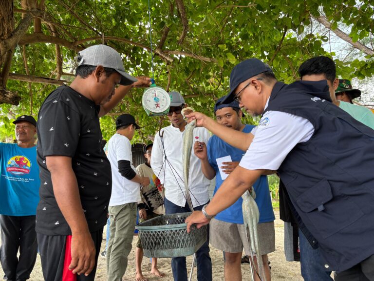 Lomba Tangkap Gurita: Lanjukang-Langkai Ukir Sukses Kelola Gurita Berkelanjutan Melalui Sistem Buka Tutup