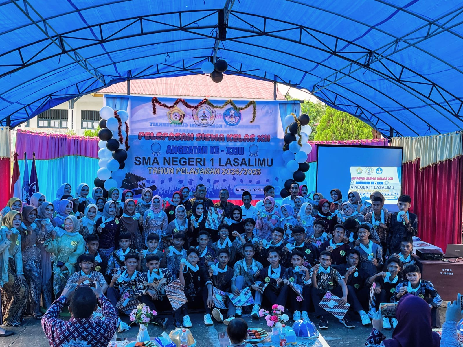 SMAN 1 Lasalimu: Pelepasan Siswa Kelas XII Angkatan “Gemilang 23” Raih Kelulusan 100%