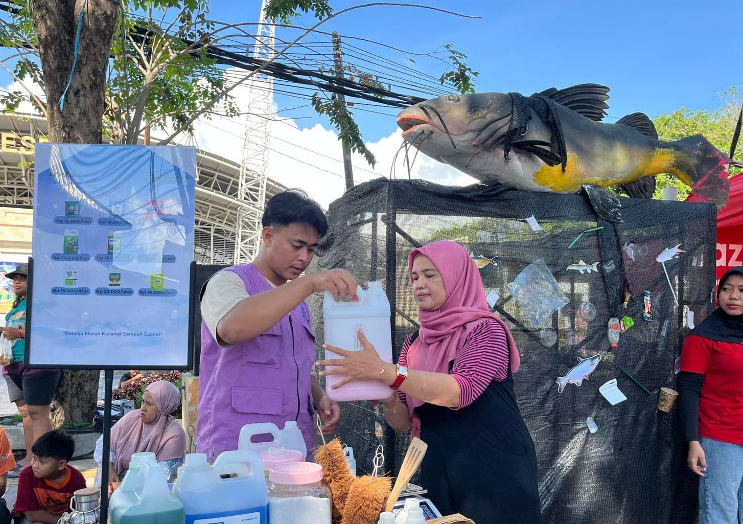 Refilin Ajak Warga Gresik Ubah Kebiasaan, Selamatkan Lingkungan dengan "Refill Keliling"