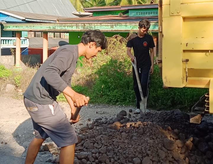 Karang Taruna Manyampa Gotong Royong Perbaiki Jalan Rusak, Wujudkan Kepedulian Keselamatan Pengendara