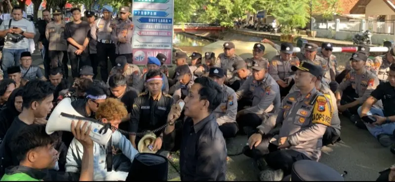 Ratusan Massa AMS Demo Mapolres Sumenep, Tuntut Kapolri Mundur Imbas Tewasnya Affan di Senayan