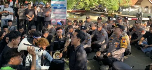 Ratusan Massa AMS Demo Mapolres Sumenep, Tuntut Kapolri Mundur Imbas Tewasnya Affan di Senayan