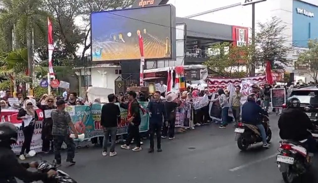 Aliansi GERAM PLTSa Kepung Kantor DPRD, Tuntut Proyek Pembangkit Sampah Dipindahkan