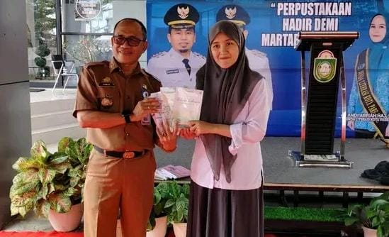 Ketua FLP Parepare Serahkan Buku "Bahasa Indonesia untuk Perguruan Tinggi" ke Perpustakaan Umum Panrita