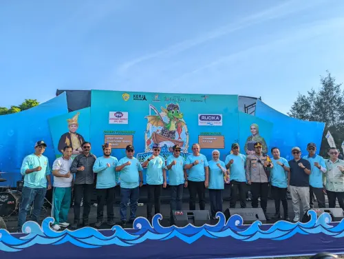 Bupati Buton Selatan Dampingi Wamendagri Buka Festival Perairan Baubau 2025