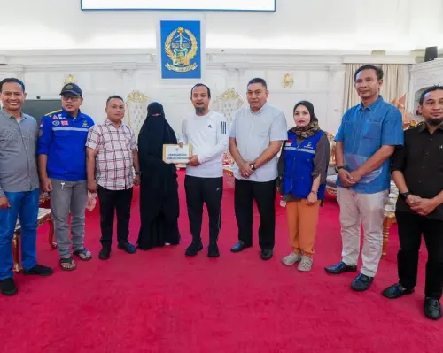 Gubernur Andi Sudirman Serahkan Santunan dan Beasiswa bagi Korban Kapal Tenggelam di Pangkep