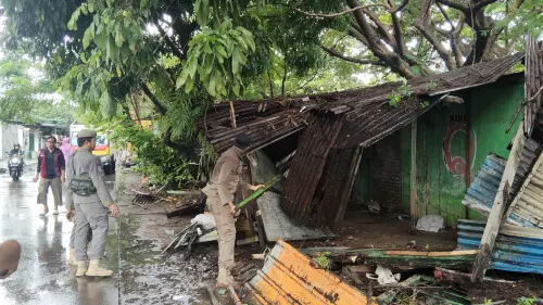 Cegah Banjir: Pemkot Makassar Tata Kota, Bersihlan Lapak Liar dan Kontainer Besi Tua di Panaikang