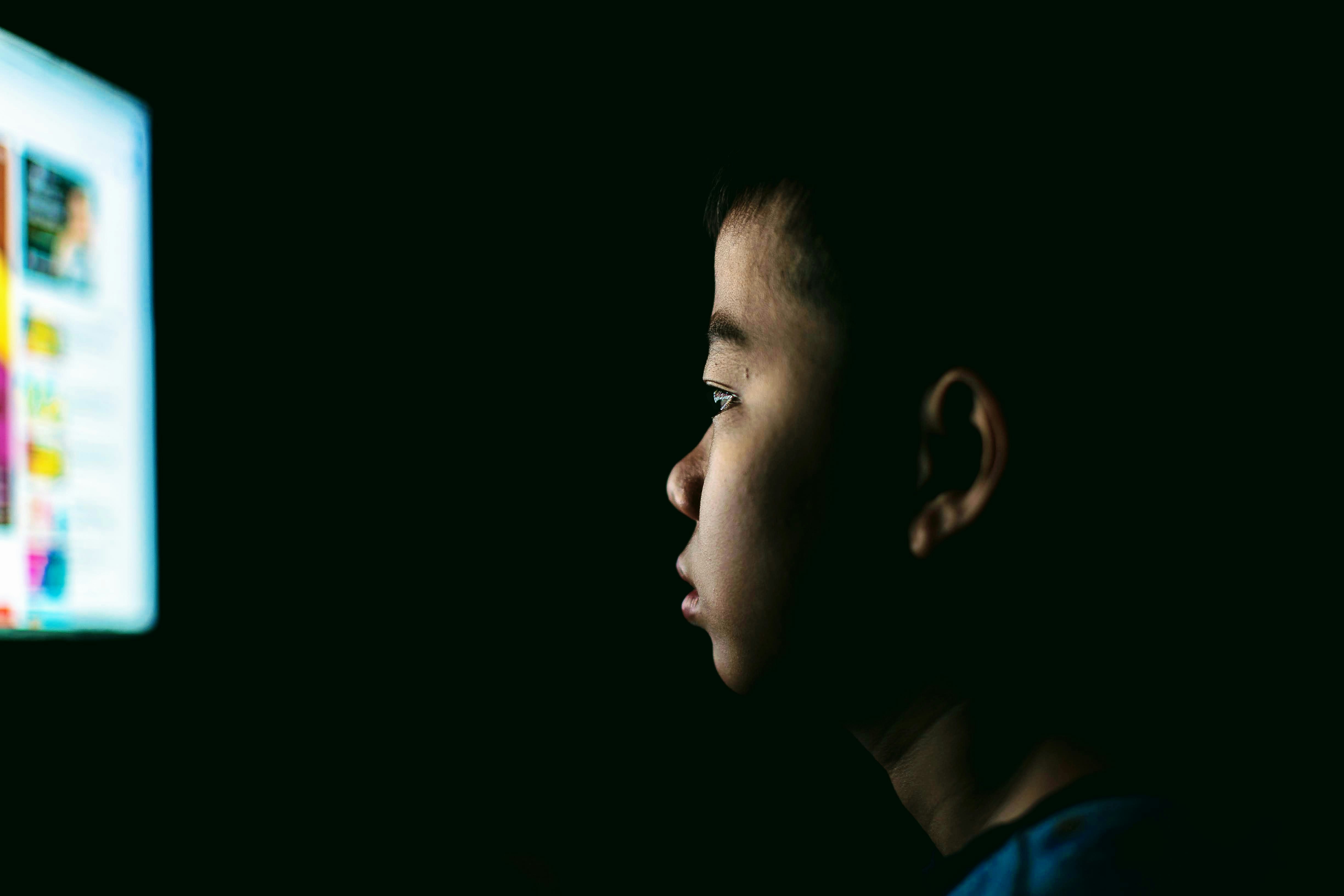 Ketika Anak Tidak Lagi Mencari, tapi Konten Itu yang Mendatangi Mereka